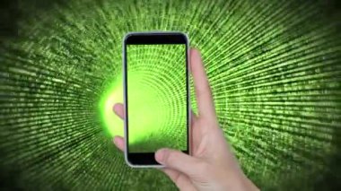 Ekran ve arka plan ekranda yakınlaştırma ikili kodları yeşil bir matris gösterir ederken bir el cep telefonu tutan dijital kompozit