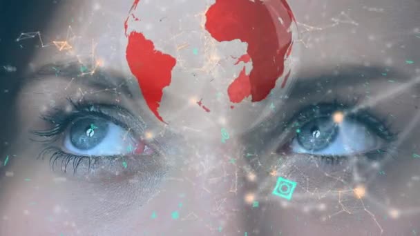 红色的地球在屏幕上旋转 屏幕上有不对称的线条和未来派符号 背景上有一双高加索女人的蓝眼睛 — 图库视频影像