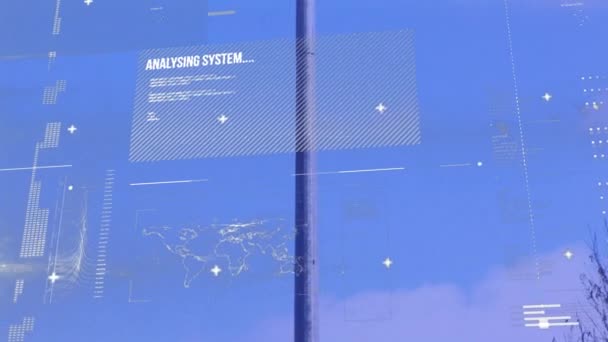 回転ブレードと空の眺めを持つ風力タービンのデジタルコンポジット 異なるグラフとデータを持つデジタルインターフェイスがフォアグラウンドに表示される — ストック動画