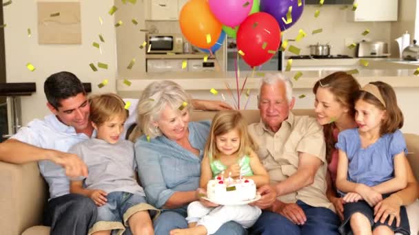 Compuesto Digital Una Familia Caucásica Celebrando Cumpleaños Chica Soplando Las — Vídeos de Stock