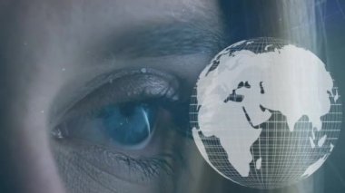 Dijital bir küre ekranda dönerken ve şekiller hareket ederken mavi bir göz açılışının dijital bileşimi