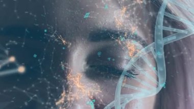 Ekranda dönen bir DNA çift sarmalının dijital animasyonu asimetrik çizgiler ve fütüristik semboller ekranda hareket ederken. Arkaplanda gözleri kapalı bir Afro-Amerikalı kadın var..