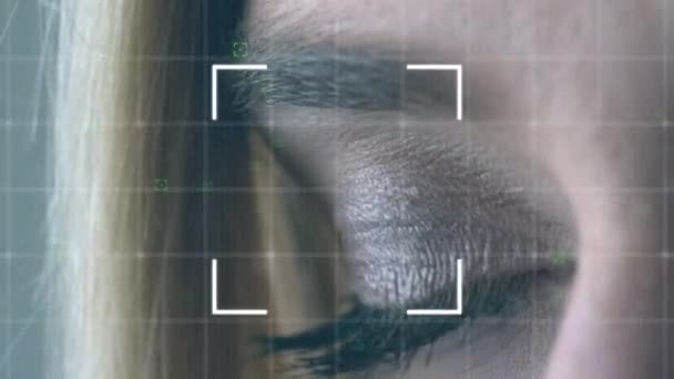 Kompozycja Cyfrowa Niebieskiego Oka Białej Kobiety Podczas Gdy Kwadratowe Wzory — Wideo stockowe