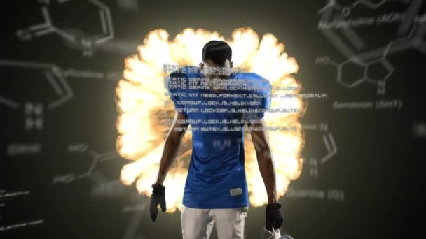 一个戴着头盔的非裔美式足球运动员的数字组合 当火在他身后爆炸时 化学结构和程序代码在前景中移动 — 图库视频影像