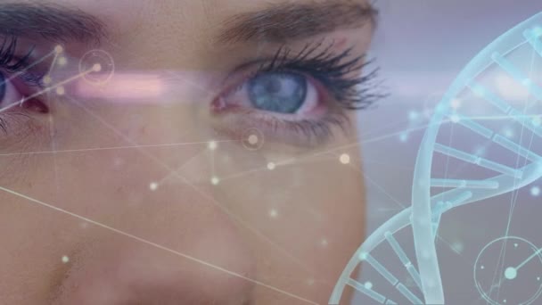 Compuesto Digital Una Mujer Caucásica Con Ojos Azules Parpadeando Mientras — Vídeos de Stock