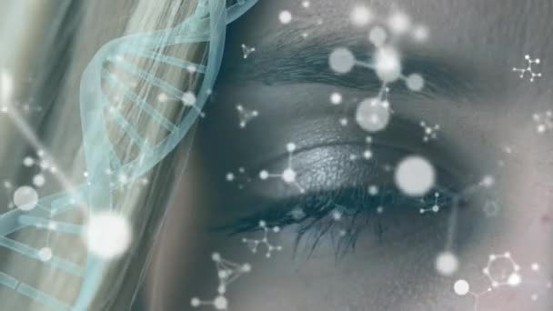 分子モデルが画面に移動し 青い目をした白人女性の背景ながら 画面内で回転するDnaの二重らせんのデジタルアニメーション — ストック動画