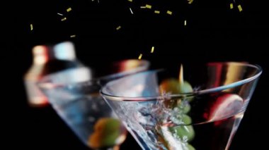 Altın konfeti ekrana düştüğünde zeytin dijital kompozit bir bardak kokteyl üzerine düştü