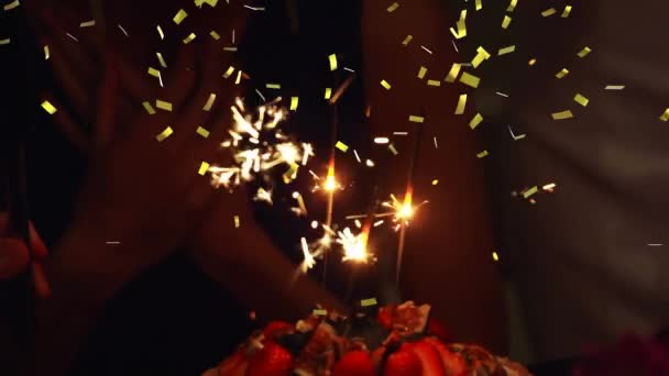 金の紙吹雪が画面に落ちながら 誕生日ケーキに点灯した輝きのデジタルコンポジット — ストック動画