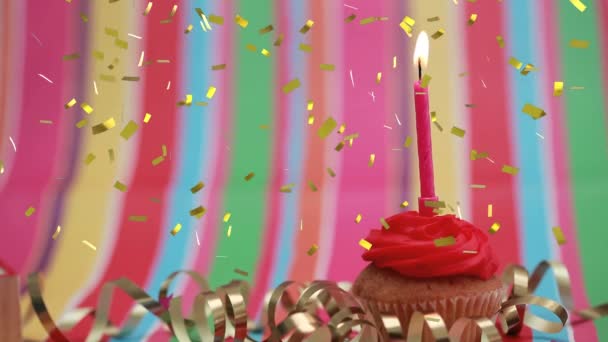 Compuesto Digital Una Vela Encendida Cupcake Con Fondo Colorido Confeti — Vídeos de Stock