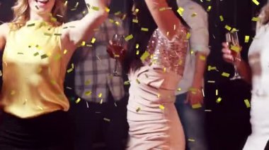 Altın konfetileri ekrana düşerken, farklı bir grup insanın bir kulüpte parti yapmasının dijital bileşimi