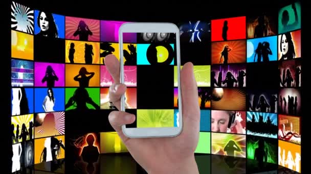 液晶画面再生ビデオ付き携帯電話を保持している手のデジタルアニメーション — ストック動画