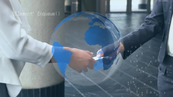 Цифровая Композиция Двух Бизнесменов Пожимающих Руки Вращающимся Глобусом Программными Кодами — стоковое видео