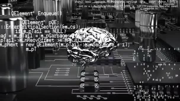 プログラムコードが前景で移動し バックグラウンドでデジタル回路のクローズアップしながら 画面内で回転する銀脳のデジタルアニメーション — ストック動画