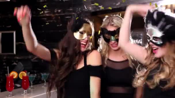 Compuesto Digital Mujeres Caucásicas Que Usan Máscaras Mientras Están Fiesta — Vídeo de stock