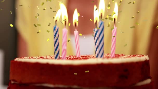 digitaler Verbund brennender Kerzen auf einer Geburtstagstorte, während Goldkonfetti auf den Bildschirm fällt