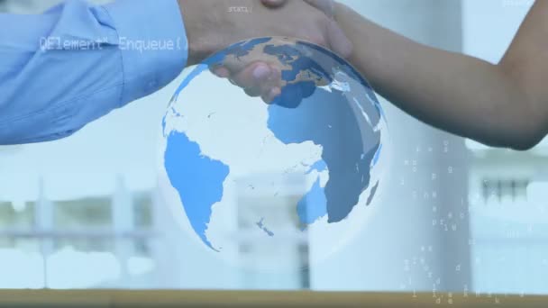 当程序代码在屏幕上移动时 蓝色球轮的数字动画 背景显示两个人握手 — 图库视频影像