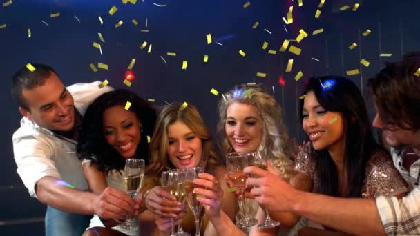 由一群不同的朋友组成的数码组合 他们在俱乐部庆祝喝酒 而金发女郎则出现在银幕上 — 图库视频影像