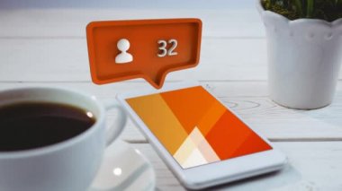 Bir fincan kahve, demlik ve bir profil simgesi ve sosyal medya için artan numaraları ile turuncu ekranlı bir cep telefonu üzerinde turuncu bir mesaj balonu ile bir masadijital kompozit.