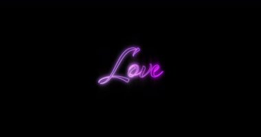 Siyah arka plan 4k karşı Ortaya çıkan mor Love neon billboard Animasyon