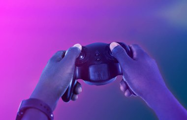 Degrade karşı beyaz arka plan karşı video oyunu oynayan adam eli