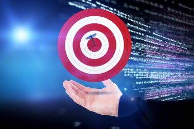 Program kodları önünde hedef tutan erkek el yakın 