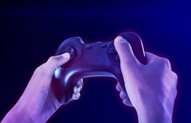 Degrade karşı beyaz arka plan karşı video oyunu oynayan kadın