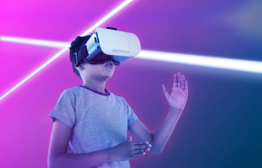 Degradeye karşı sanal gerçeklik kulaklığı kullanarak oynayan çocuk