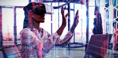 Sanal gerçeklik kulaklık kullanarak kadın yönetici karşı sanal veri illüstrasyon kompozit görüntü