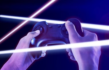 Degrade karşı beyaz arka plan karşı video oyunu oynayan kadın