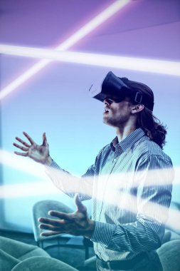 Bekleme alanında sanal gerçeklik kulaklığı kullanarak erkek yöneticiye karşı turkuaz ve mor arka plan