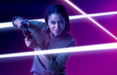 Kadın turkuaz ve mor arka plan karşı beyaz arka plan karşı video oyunu oynuyor