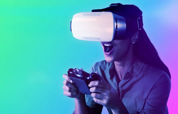 Mulher Jogando Videogame Com Fone Ouvido Realidade Virtual Contra Fundo — Fotografia de Stock