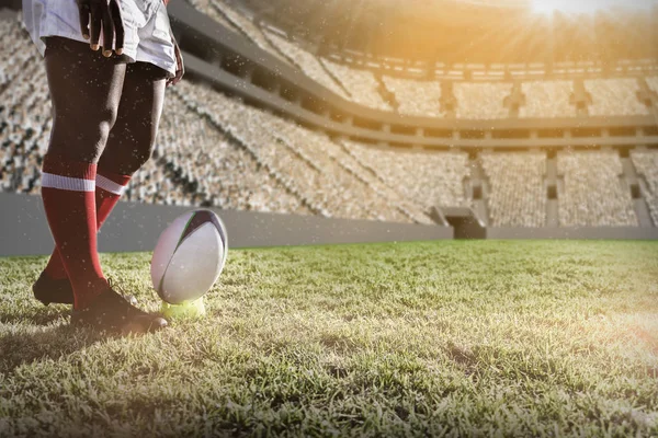 Jogador Rugby Preparando Para Chutar Bola Campo Contra Estádio Futebol — Fotografia de Stock