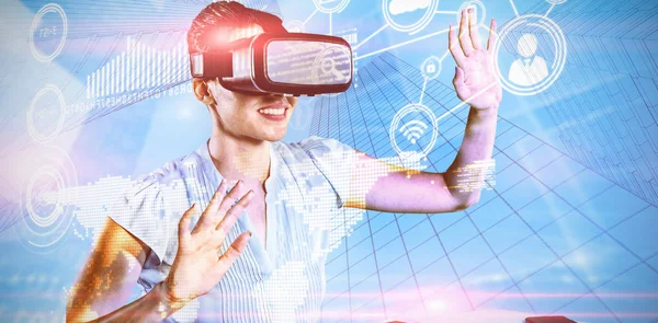 Frauen Verwenden Virtual Reality Headset Gegen Zusammengesetztes Bild Der Technologie — Stockfoto