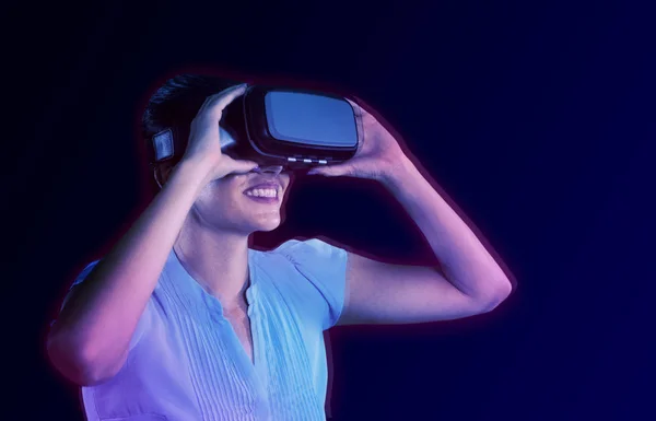 Fone Ouvido Realidade Virtual Uso Feminino Contra Gradiente — Fotografia de Stock