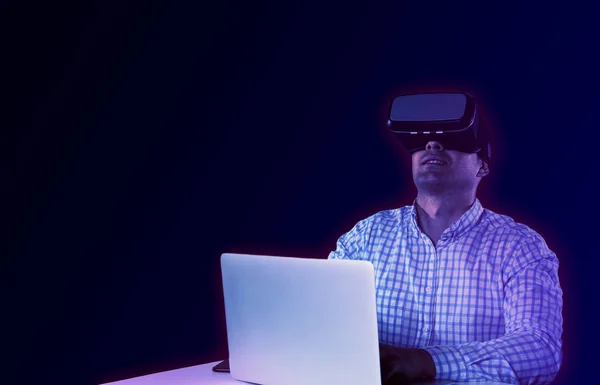 Masculino Uso Virtual Realidade Headset Com Computador Contra Gradiente — Fotografia de Stock