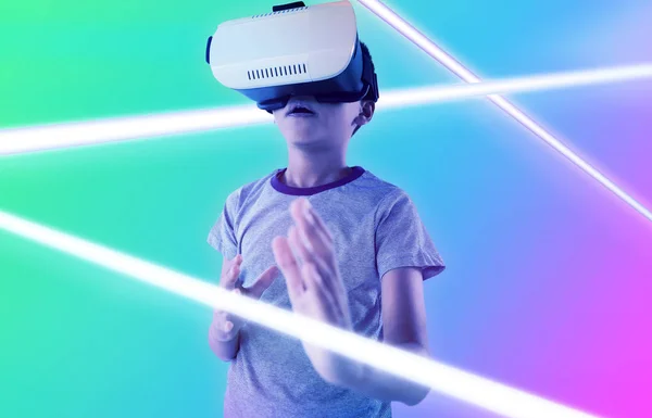 Junge Gestikuliert Mit Virtual Reality Headset Vor Türkisfarbenem Und Lila — Stockfoto