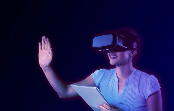 Fone Ouvido Realidade Virtual Uso Feminino Com Tablet Digital Contra — Fotografia de Stock