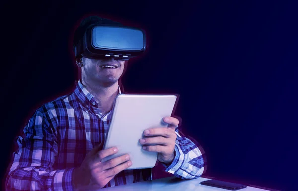 Homem Usa Fone Ouvido Realidade Virtual Com Tablet Digital Contra — Fotografia de Stock