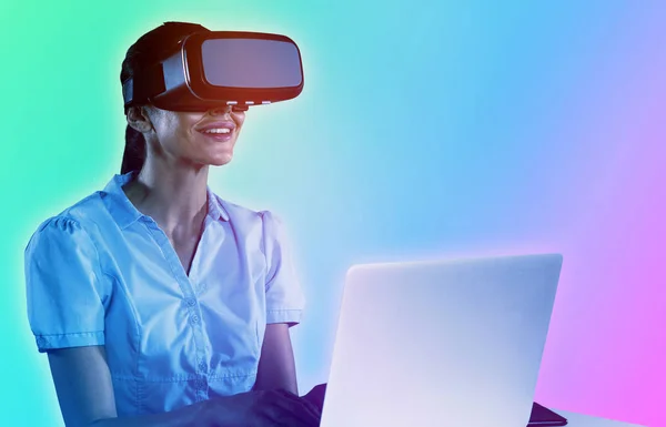 Fone Ouvido Realidade Virtual Uso Feminino Computador Contra Fundo Turquesa — Fotografia de Stock