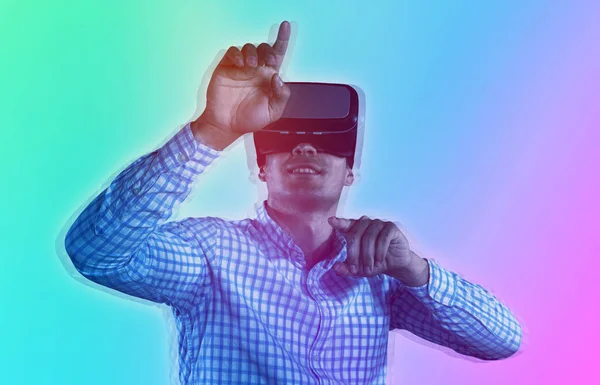 Männer Verwenden Virtual Reality Headset Vor Türkisfarbenem Und Lila Hintergrund — Stockfoto