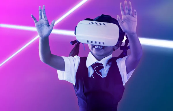 Escolar Sonriente Usando Auriculares Realidad Virtual Contra Gradiente —  Fotos de Stock