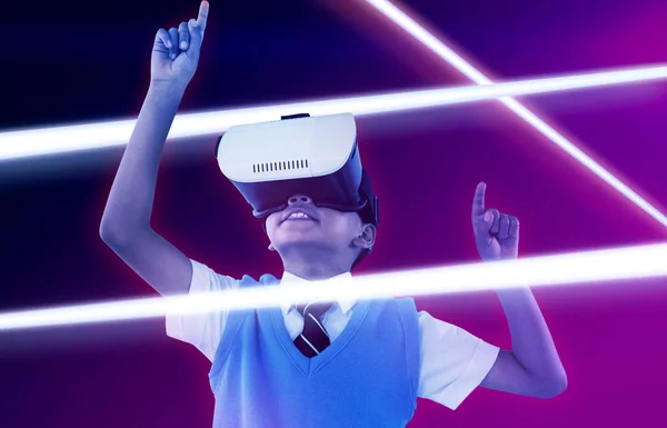 Schoolboy Vestindo Fone Ouvido Realidade Virtual Desfrutando Contra Fundo Turquesa — Fotografia de Stock