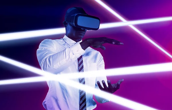 Mann Spielt Virtual Reality Headset Vor Türkisfarbenem Und Lila Hintergrund — Stockfoto