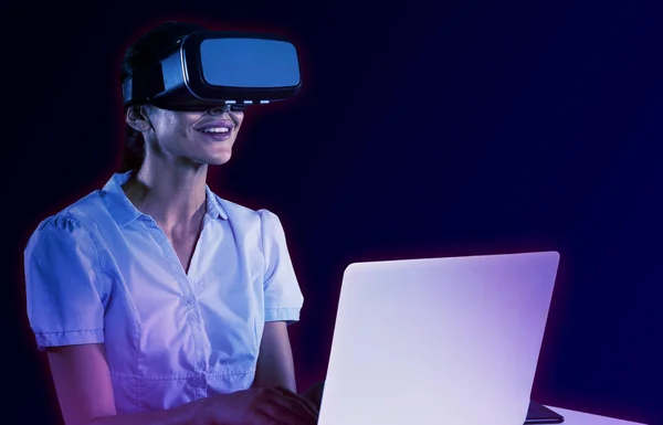 Fone Ouvido Realidade Virtual Uso Feminino Computador Contra Gradiente — Fotografia de Stock