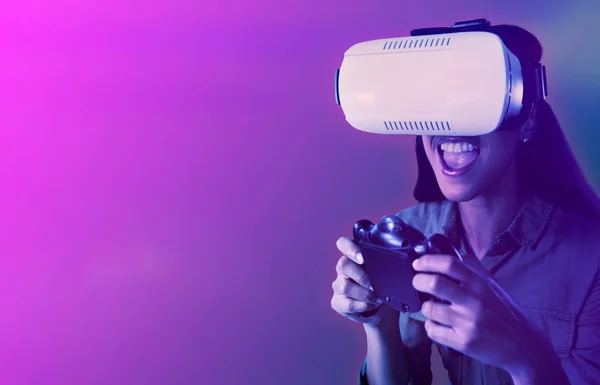Mulher Jogando Vídeo Game Com Realidade Virtual Headset Contra Gradiente — Fotografia de Stock