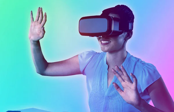 Женщины Используют Гарнитуру Виртуальной Реальности Бирюзовом Фиолетовом Фоне — стоковое фото