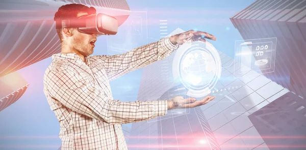 Mann Spielt Virtual Reality Headset Gegen Zusammengesetztes Bild Der Technologie — Stockfoto