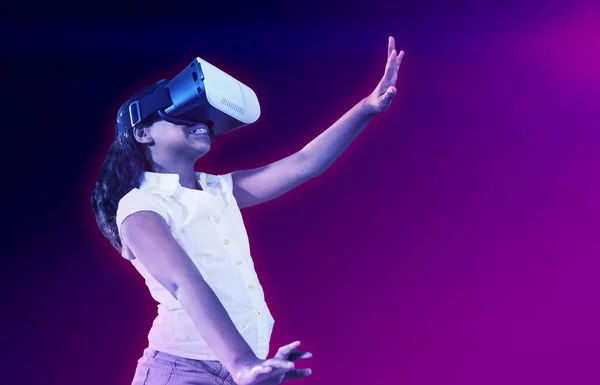 Mädchen Gestikuliert Virtual Reality Simulator Vor Türkisfarbenem Und Lila Hintergrund — Stockfoto