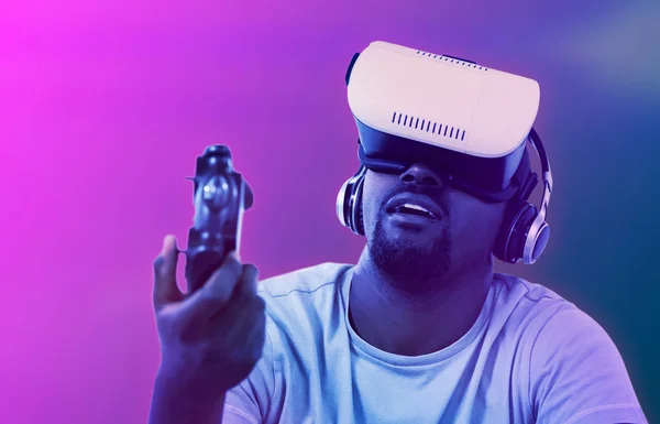 Uomo Che Utilizza Cuffie Realtà Virtuale Giocare Videogioco Contro Gradiente — Foto Stock